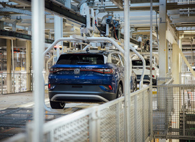 Pkw-Markt im Februar: Weiter im Minus  - Tesla stürzt ab 