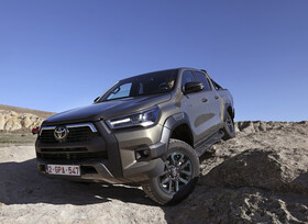 Der Toyota Hilux geht unter die Hybride