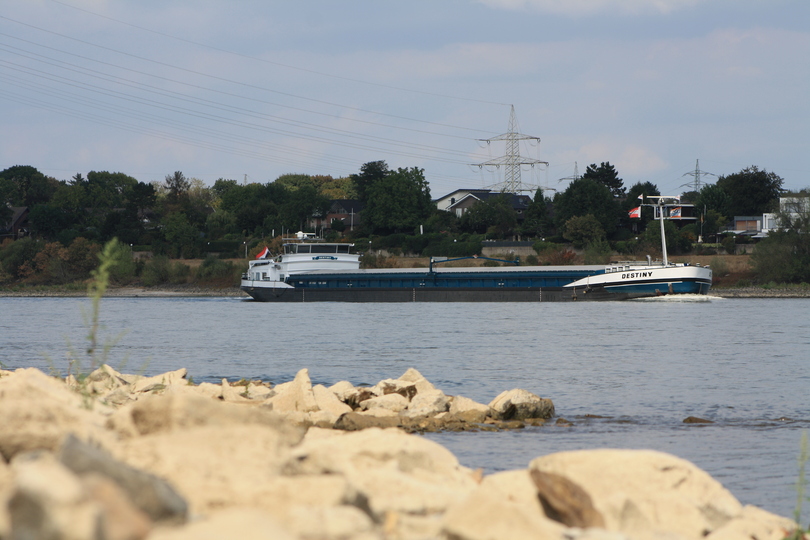 Güterverkehr per Binnenschiff - Dümpeln auf Tiefstand
