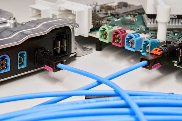 Schnelle Datenübertragung  - ZF setzt auf Glasfaser im Auto 