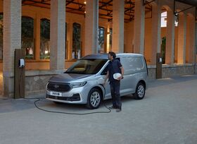Ford-Transporter mit Plug-in-Antrieb  - Liefern mit Elektrokick  