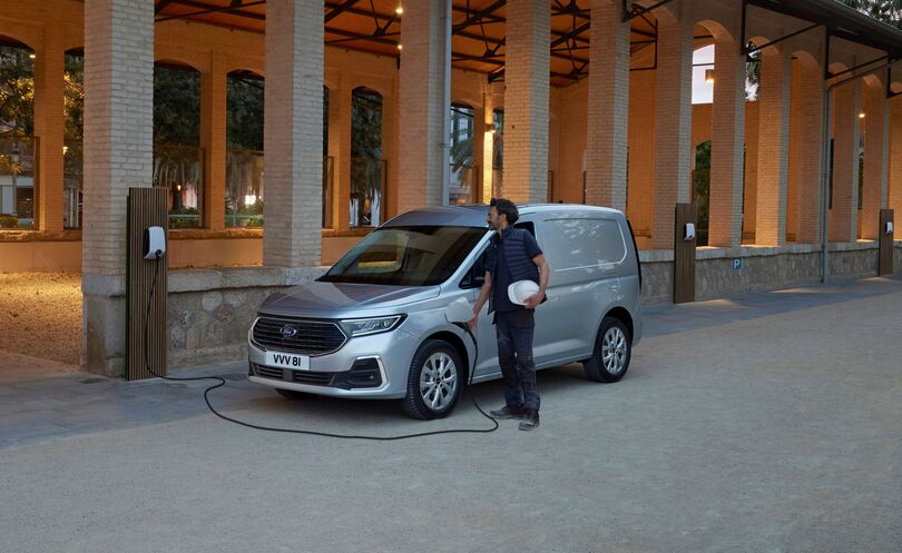 Ford-Transporter mit Plug-in-Antrieb  - Liefern mit Elektrokick  