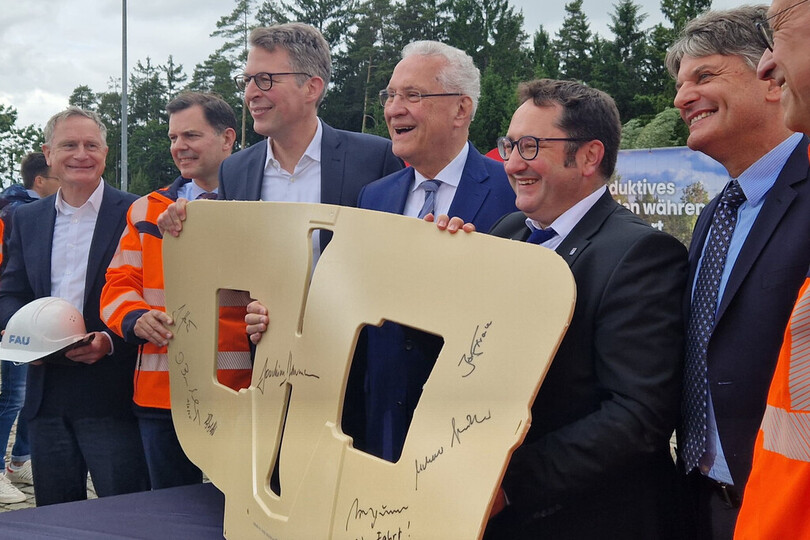 Teststrecke für induktives Laden von Lastwagen während der Fahrt