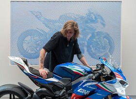 Eine Ducati in blauen Linien