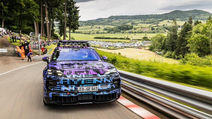 Getarnter Porsche Cayenne Electric stürmt den Berg hoch