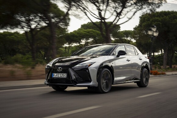 Lexus entwickelt den RZ weiter