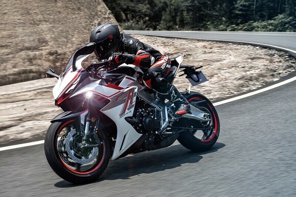 Zontes bringt Drei-Zylinder-Supersportlerin