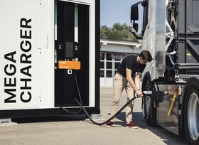 Elektro-Lkw lädt mit über 1,1 Megawatt