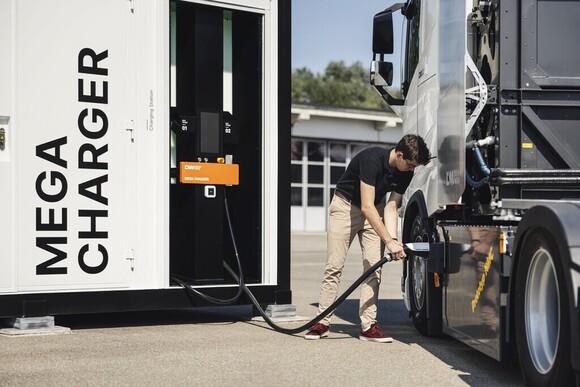 Elektro-Lkw lädt mit über 1,1 Megawatt