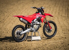 Mit Zubehör wird die Ducati Desmo 450 MX zur Replika
