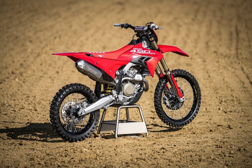 Mit Zubehör wird die Ducati Desmo 450 MX zur Replika
