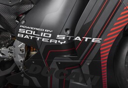 Eine Ducati trägt die erste Feststoffbatterie