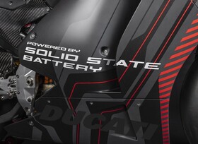 Eine Ducati trägt die erste Feststoffbatterie