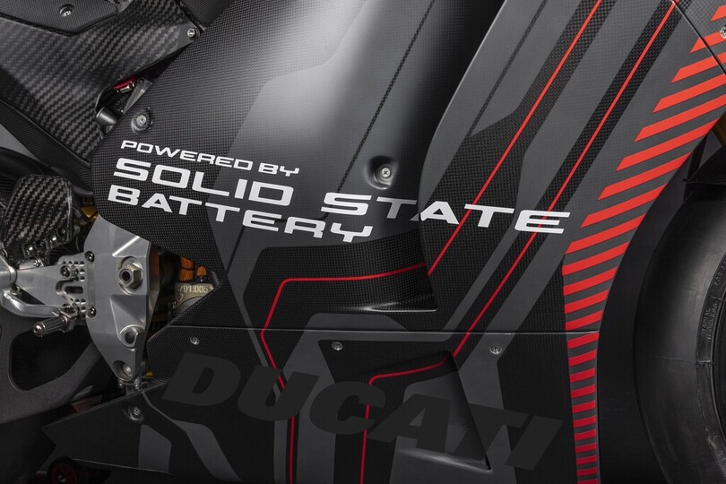 Eine Ducati trägt die erste Feststoffbatterie