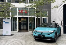 Der Nissan Leaf zeigt sich am Rand der IAA