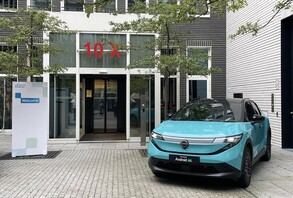 Der Nissan Leaf zeigt sich am Rand der IAA
